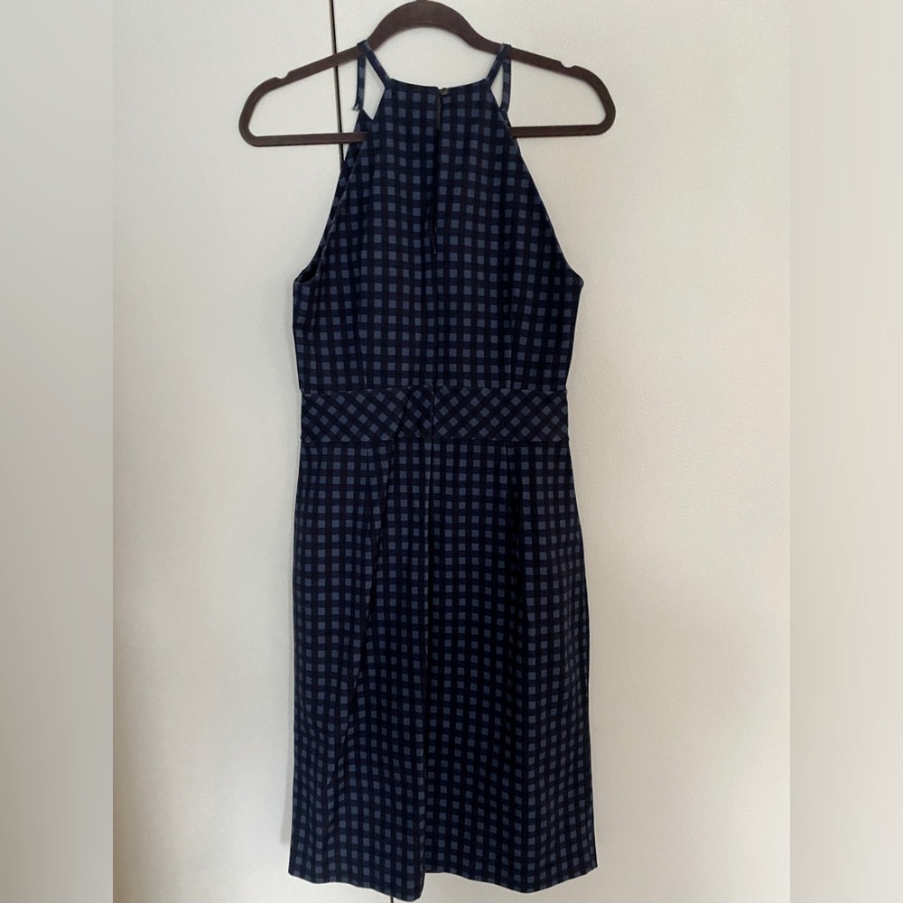 Sleeveless dress with flattering cut